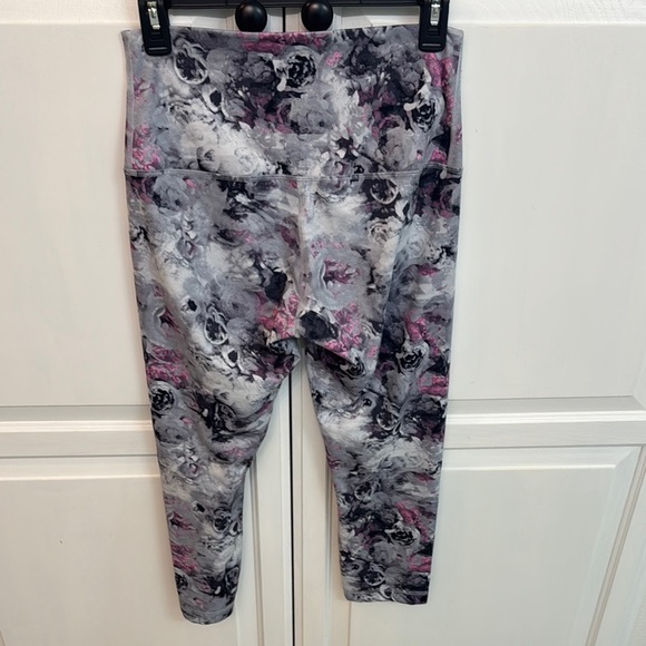 Lululemon Leggings Pink and Gray Cropped. Size 4 or 6, sporty - Picture 5 of 6